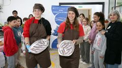 Los alumnos del CEIP Heronas de Slvora elaboraron una brocheta con lirio fresco.