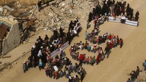 Ni�os de Daraya forman un SOS durante la manifestaci�n para pedir la entrada de ayuda, imagen que el consejo municipal colg� en Internet