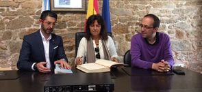 La autora firm� en el libro de honor del Ayuntamiento. 