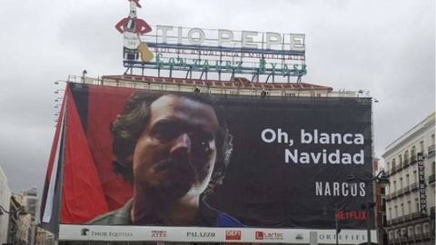 Narcos. Netflix promocion una nueva temporada de la serie aludiendo a la cocana en la Puerta del Sol con una foto de Pablo Escobar.