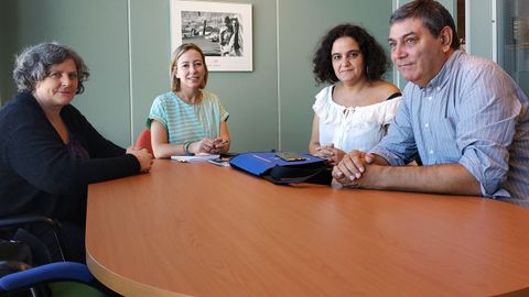 De derecha a izquierda, el presidente de Medicus Mundi Norte, Luis Casado; Luca Nosti, responsable de proyectos de educacin de la entidad;  la directora de la Agencia Asturiana de Cooperacin al Desarrollo, Beatriz Coto, y Mnica Pea, responsable de proyectos de cooperacin de la ONG.