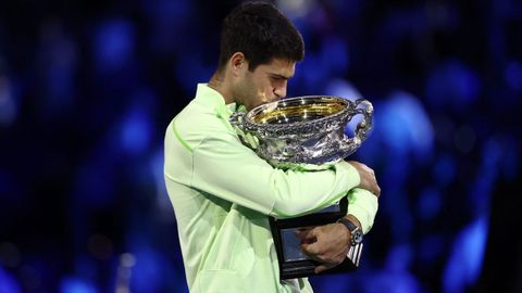 Alcaraz con su trofeo de campe�n en Australia