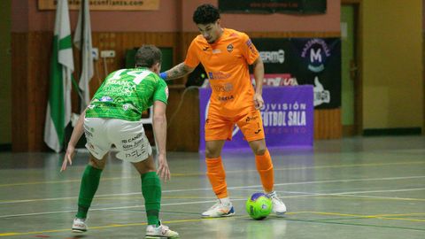 El burelista Jason encara al chairego Durn en el partido disputado en Vilalba