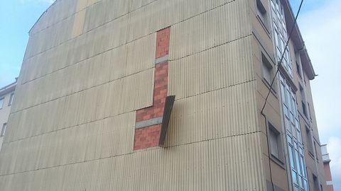 La Polic�a Local de Foz denuncia que las chapas que impermeabilizan muchos edificios no est�n bien ancladas