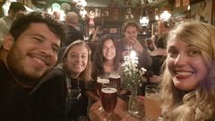 La gallega Mara Garca Portela, en el centro de la foto, disfruta de una cerveza junto a su grupo de amigos en el interior de un bar dans sin restricciones