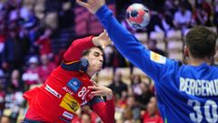 Ian Barrufet lanza contra el guardameta noruego Torbjorn Bergerud.