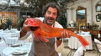 Javier Muñoz-Calero muestra el pescado en la sala de su restaurante