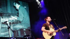 Andr�s Su�rez, durante su actuaci�n en el concierto de homenaje a �lvaro Lamas