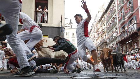 Otro momento del paso de los toros en la curva de Mercaderes