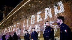 Polic�as frente a una pintada en favor de Alfredo Cospito en Roma.