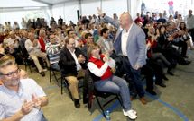 Dur�n, al comienzo del mitin, saludando al p�blico que llen� la carpa en San Isidro<span lang= gl >. </span>
