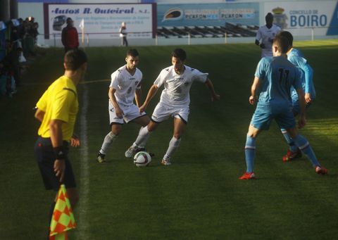 Paco y Pillado (con la pelota), durante el encuentro de ayer disputado en Barra�a frente al Alondras. 