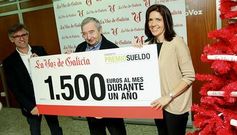 Ubaldo Rey, con Carlos Agull�, subdirector y delegado de La Voz en Ferrol, y Ana Mar�a Casal, del departamento de M�rketing.