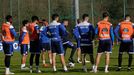 Los jugadores del Dpor escuchan la charla de su entrenador durante una sesin de trabajo de esta semana