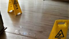 Aviso de piso mojado en el Museo de Lugo