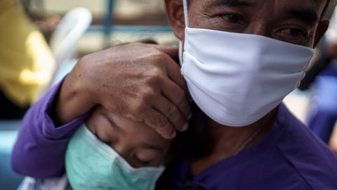 Un padre protege a su hija en Thailandia