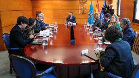  El presidente del Principado de Asturias, Adri�n Barb�n (c), preside este jueves la reuni�n del Consejo de Gobierno. 