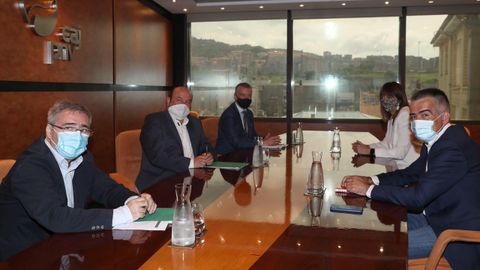 Urkullu y Mend�a, al fondo de la imagen, presidieron la reuni�n
