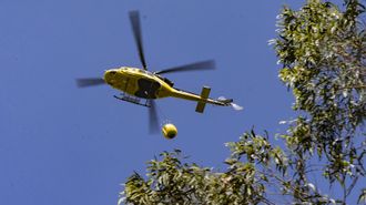 El helic�ptero, trabajando esta tarde en Laxe. Tambi�n se ha movilizado uno para Anos