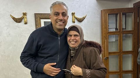 Sami y su madre, Ibtisam, se reencontraron en Amán (Jordania).