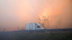 Incendio de Rianxo en una zona pr�xima a la autov�a