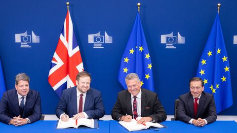 El ministro principal de Gibraltar, Fabian Picardo; el secretario de Estado brit&aacute;nico para la UE, Stephen Doughty; el comisario Maro? ?efcovic, y el ministro Albares, durante la firma del acuerdo en Bruselas
