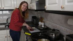 Luisa Requejo, en su casa de Sanxenxo, estudia primero del ciclo medio de Cocina y Gastronom�a en el CIFP Carlos Oroza de Pontevedra