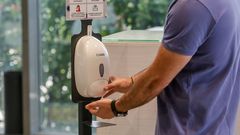 Foto de archivo de un dispensador de gel hidroalcoh�lico