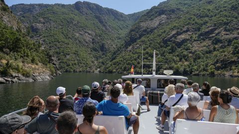 La ruta desde el embarcadero de Santo Estevo hasta la altura del pueblo de Rabacallos en Parada de Sil