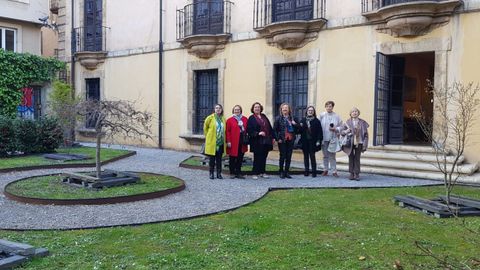 Antiguas alumnas del colegio Santo ngel de la Guarda enlo que antiguamente era el patio del centro