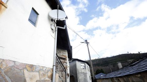 Una antena parablica para recibir la seal de televisin va satlite en una casa de la aldea de O Carballal