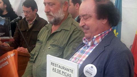 El propietario del As de Picas con el pescador del �campanu� 2017, Alejandro P�rez.El propietario del As de Picas con el pescador del �campanu� 2017, Alejandro P�rez