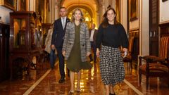 La ministra de Transportes, Raquel Snchez, ayer en el Ayuntamiento de A Corua junto a su alcaldesa, Ins Rey, y el delegado del Gobierno, Jos Miones