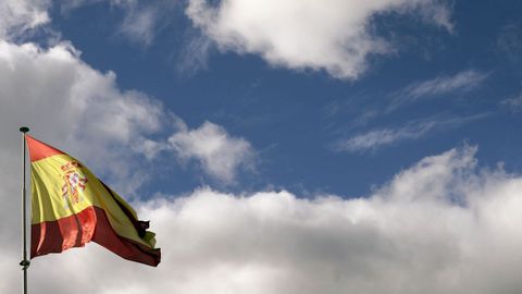 Una bandera de Espaa ondea en Oviedo