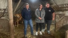 El gerente del Banco de Tierras, Jos&eacute; Ram&oacute;n Feito, junto a los ganaderos Daynna Palomo y Esteban Alberto Avalos