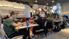 Varias personas en un bar del Pa�s Vasco, donde no ser� obligatorio el pase covid
