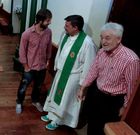 El capell�n del Racing acudi� a ofrecer la misa con una zapatilla de deporte verdes. 