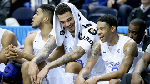 Willie Cauley, jugador de los Kentucky Wildcats, encontr� un momento para reirse con un compa�ero durante el partido ante Auburn Tigers.