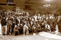 <span lang= es-es >En el Paco Paz</span>. El Club Ourense Baloncesto se sumaba a los actos de solidaridad con los refugiados bosnios de O Carballi�o y los m�s j�venes fueron los protagonistas de una cita en el Paco Paz. 