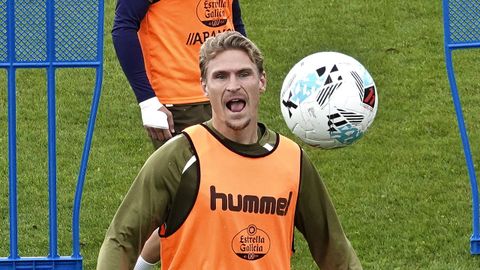 El jugador del Celta Carl Starfelt, en un entrenamiento.