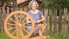 Paz Gonz�lez Mesa, una de las �ltimas hilanderas asturianas,  con la rueca