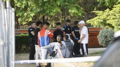 Polic�as nacionales y locales en la plaza de Barcelos, en Pontevedra, tras una pelea con apu�alados ocurrida en junio del 2025