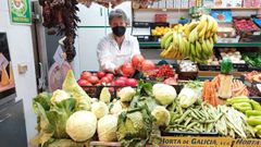 Mar�a Lolo, con algunas de las hortalizas que vende en la plaza de abastos de Lugo  