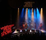 Sobre estas l�neas, el grupo actuando en el festival de Vodafone que le abri� las puertas en el panorama nacional. A la izquierda, Sabela, Paula, Luc�a, Aislinn y Susana en la imagen empleada para promocionar la gira que arrancar� en Texas. 