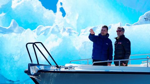 El rey Federico y el jefe de Gobierno groenlandés, Jens-Frederik Nielsen, frente a un iceberg durante un viaje en barco por el fiordo de Nuuk el pasado abril.