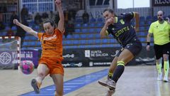 Macarena intenta repeler un lanzamiento de una futbolista del Ceuta en Vista Alegre. 