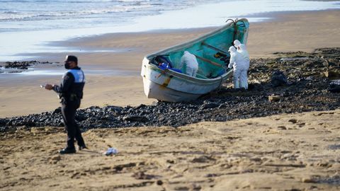 Los fallecidos viajaban en un cayuco que lleg por su propios medios a la playa del Cabezo.
