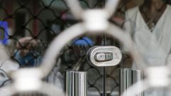 Un comercio cerrado, en una ciudad gallega, en foto de archivo