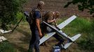 Soldados ucranianos manipulan un dron.