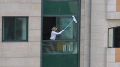 Domingo de limpieza en la calle Rosal�a de Castro de Vigo. Esas ventanas quedar�n relucientes gracias al confinamiento. Los gallegos no pierden el tiempo en sus casas